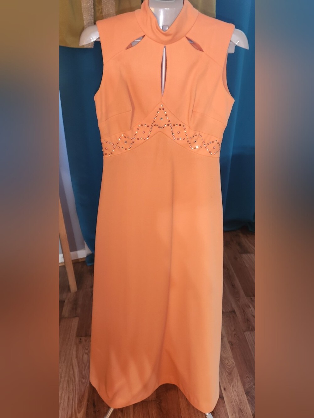 70s Women's Formal Sleeveless Peach Maxi Dress with Keyhole Neckline